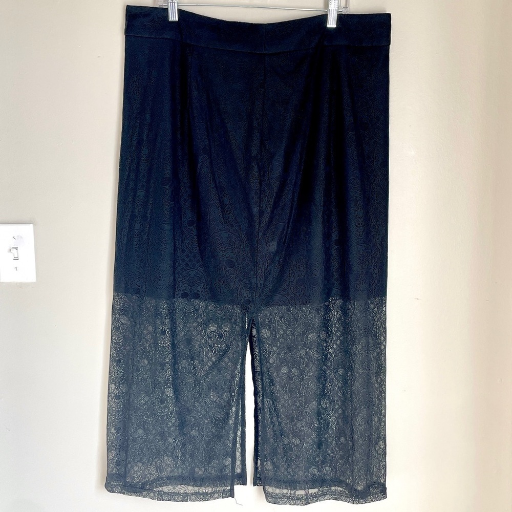 BloomChic black lace overlay midi skirt in size US 18–20.
